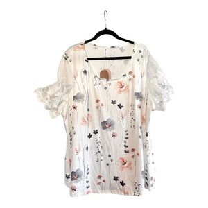NWT Floral Jersey top with lace sleeves Sz 2XL